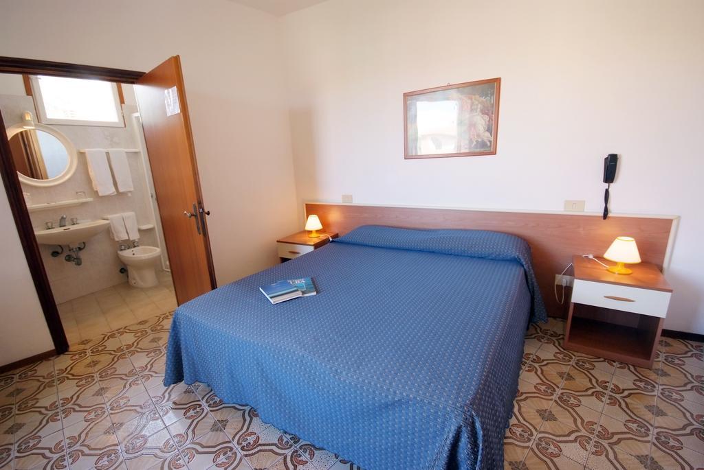 Hotel Anselmi Марчана Марина Екстериор снимка