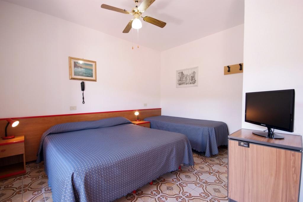 Hotel Anselmi Марчана Марина Екстериор снимка